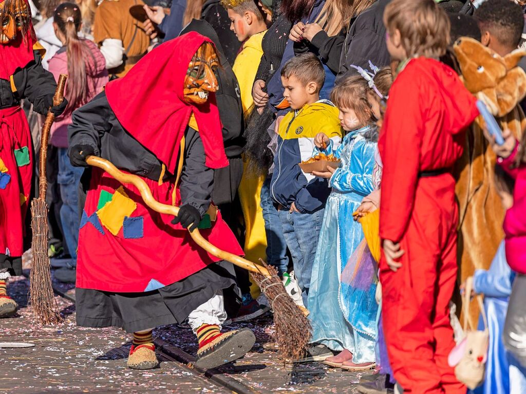 Perfekter Sonnenschein frs nrrische Treiben: Der Umzug am Fasnetmendig ist der Hhepunkt der Fasnet in Freiburg.