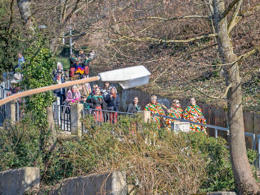 Perfekter Sonnenschein frs nrrische Treiben: Der Umzug am Fasnetmendig ist der Hhepunkt der Fasnet in Freiburg.