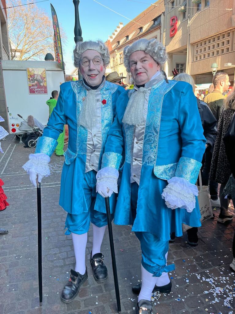 Perfekter Sonnenschein frs nrrische Treiben: Der Umzug am Fasnetmendig ist der Hhepunkt der Fasnet in Freiburg.