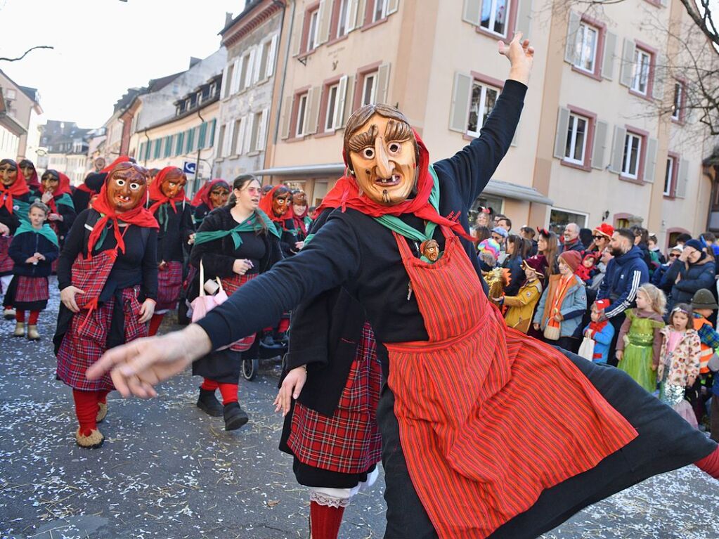 Perfekter Sonnenschein frs nrrische Treiben: Der Umzug am Fasnetmendig ist der Hhepunkt der Fasnet in Freiburg.