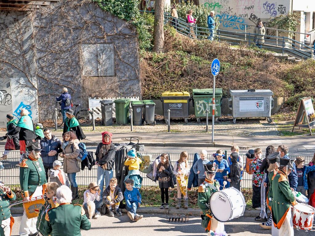 Perfekter Sonnenschein frs nrrische Treiben: Der Umzug am Fasnetmendig ist der Hhepunkt der Fasnet in Freiburg.