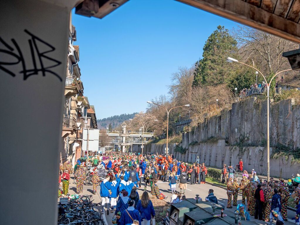 Perfekter Sonnenschein frs nrrische Treiben: Der Umzug am Fasnetmendig ist der Hhepunkt der Fasnet in Freiburg.