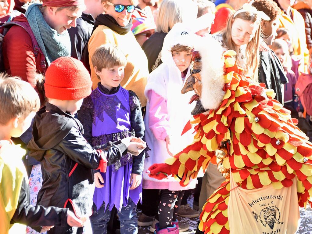 Perfekter Sonnenschein frs nrrische Treiben: Der Umzug am Fasnetmendig ist der Hhepunkt der Fasnet in Freiburg.