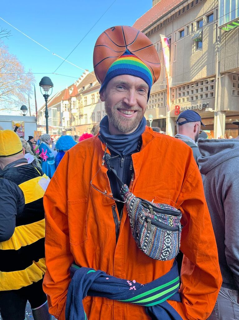 Perfekter Sonnenschein frs nrrische Treiben: Der Umzug am Fasnetmendig ist der Hhepunkt der Fasnet in Freiburg.