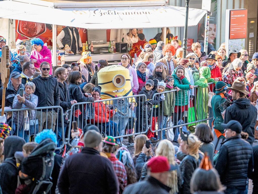 Perfekter Sonnenschein frs nrrische Treiben: Der Umzug am Fasnetmendig ist der Hhepunkt der Fasnet in Freiburg.