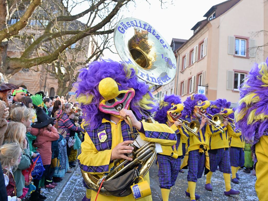 Perfekter Sonnenschein frs nrrische Treiben: Der Umzug am Fasnetmendig ist der Hhepunkt der Fasnet in Freiburg.