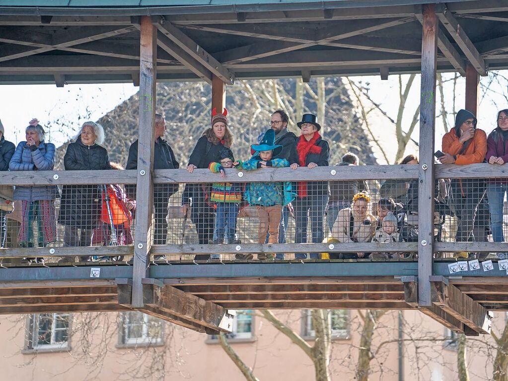 Perfekter Sonnenschein frs nrrische Treiben: Der Umzug am Fasnetmendig ist der Hhepunkt der Fasnet in Freiburg.