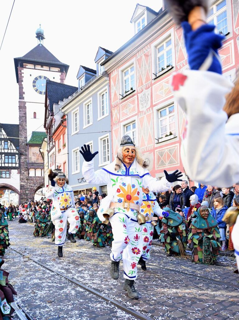 Perfekter Sonnenschein frs nrrische Treiben: Der Umzug am Fasnetmendig ist der Hhepunkt der Fasnet in Freiburg.