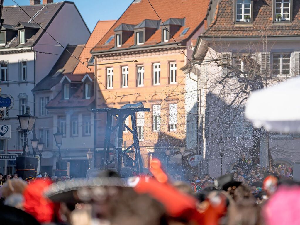 Perfekter Sonnenschein frs nrrische Treiben: Der Umzug am Fasnetmendig ist der Hhepunkt der Fasnet in Freiburg.