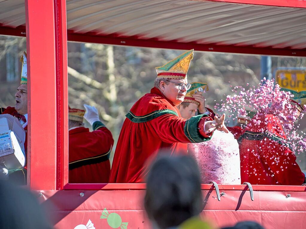 Perfekter Sonnenschein frs nrrische Treiben: Der Umzug am Fasnetmendig ist der Hhepunkt der Fasnet in Freiburg.