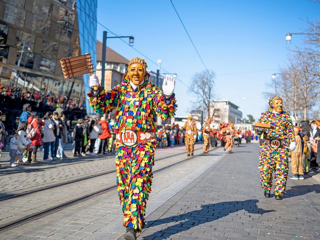 Perfekter Sonnenschein frs nrrische Treiben: Der Umzug am Fasnetmendig ist der Hhepunkt der Fasnet in Freiburg.