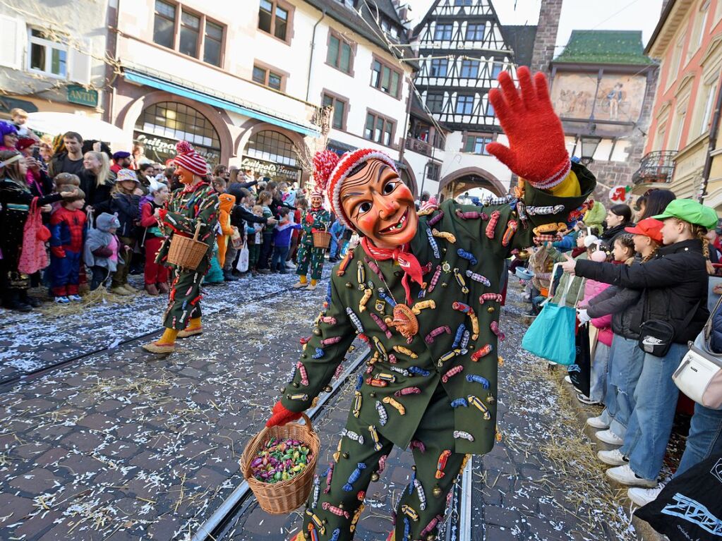 Perfekter Sonnenschein frs nrrische Treiben: Der Umzug am Fasnetmendig ist der Hhepunkt der Fasnet in Freiburg.