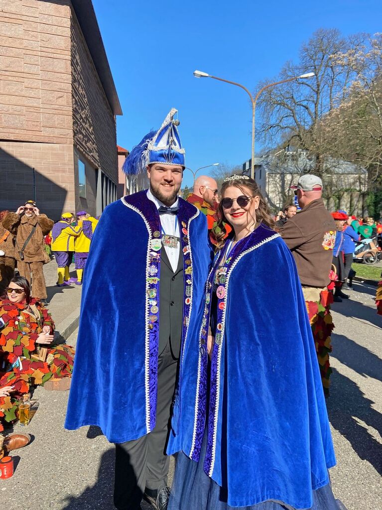 Perfekter Sonnenschein frs nrrische Treiben: Der Umzug am Fasnetmendig ist der Hhepunkt der Fasnet in Freiburg.