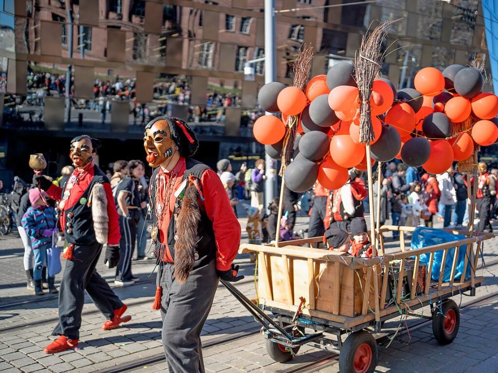 Perfekter Sonnenschein frs nrrische Treiben: Der Umzug am Fasnetmendig ist der Hhepunkt der Fasnet in Freiburg.