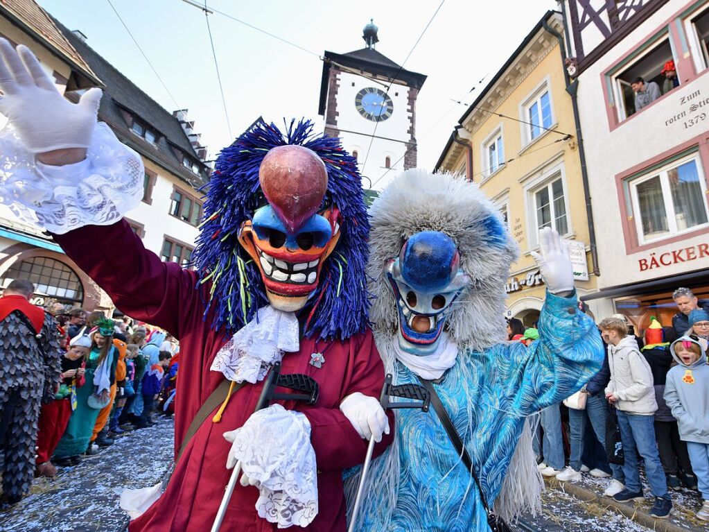 Perfekter Sonnenschein frs nrrische Treiben: Der Umzug am Fasnetmendig ist der Hhepunkt der Fasnet in Freiburg.