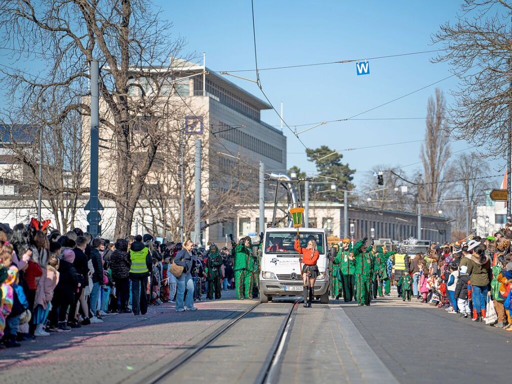 Perfekter Sonnenschein frs nrrische Treiben: Der Umzug am Fasnetmendig ist der Hhepunkt der Fasnet in Freiburg.