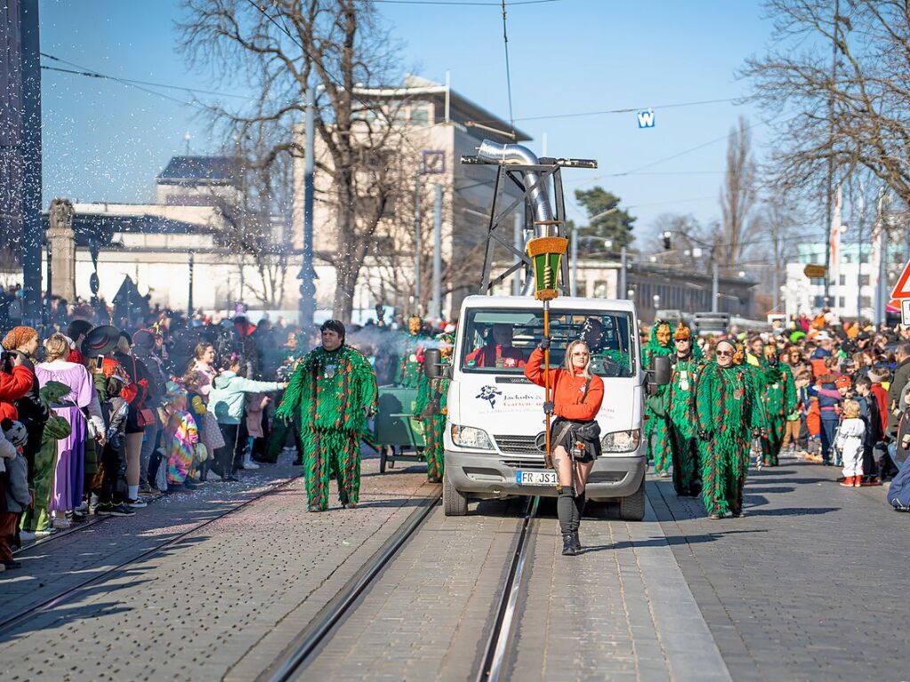 Perfekter Sonnenschein frs nrrische Treiben: Der Umzug am Fasnetmendig ist der Hhepunkt der Fasnet in Freiburg.