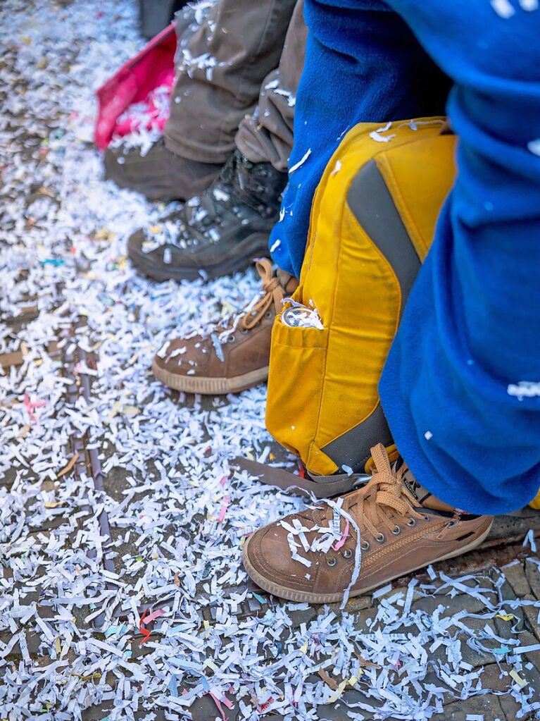 Perfekter Sonnenschein frs nrrische Treiben: Der Umzug am Fasnetmendig ist der Hhepunkt der Fasnet in Freiburg.