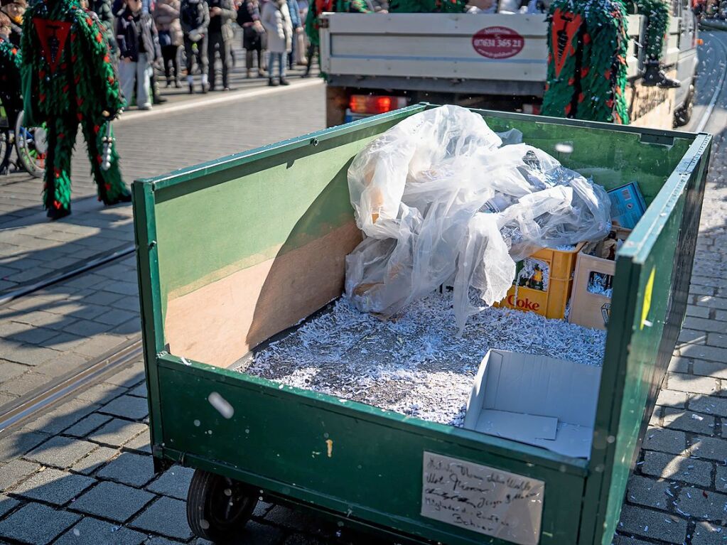 Perfekter Sonnenschein frs nrrische Treiben: Der Umzug am Fasnetmendig ist der Hhepunkt der Fasnet in Freiburg.