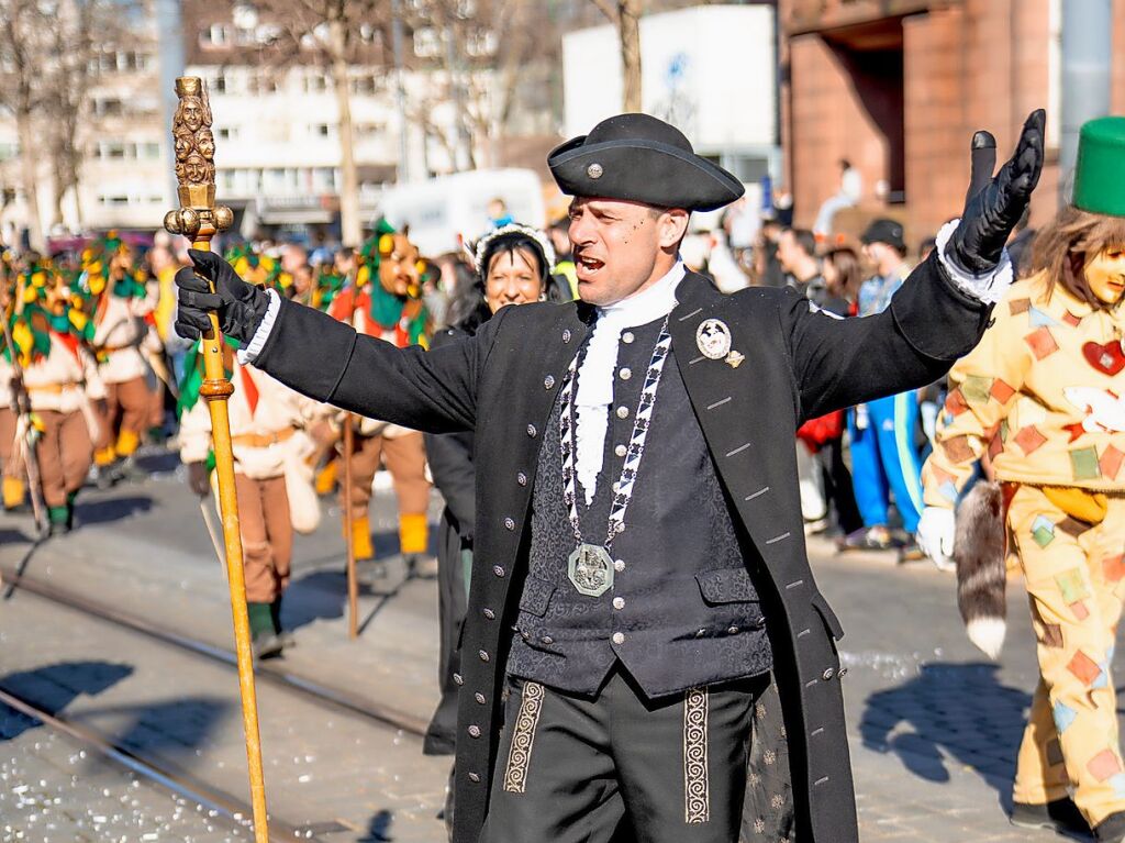 Perfekter Sonnenschein frs nrrische Treiben: Der Umzug am Fasnetmendig ist der Hhepunkt der Fasnet in Freiburg.