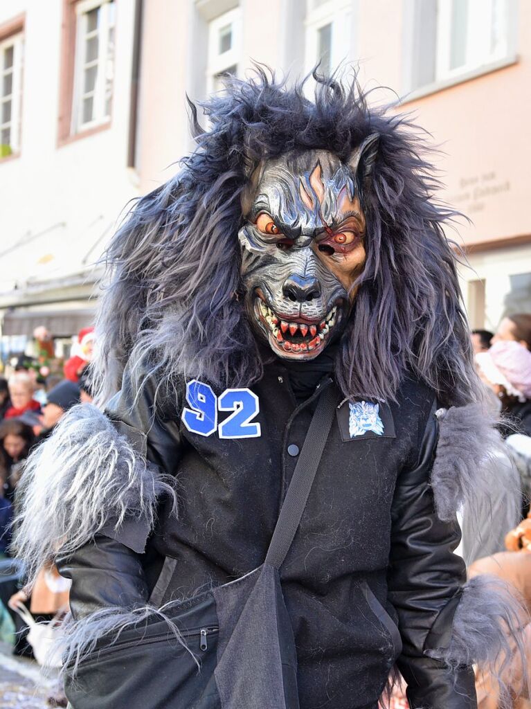 Perfekter Sonnenschein frs nrrische Treiben: Der Umzug am Fasnetmendig ist der Hhepunkt der Fasnet in Freiburg.