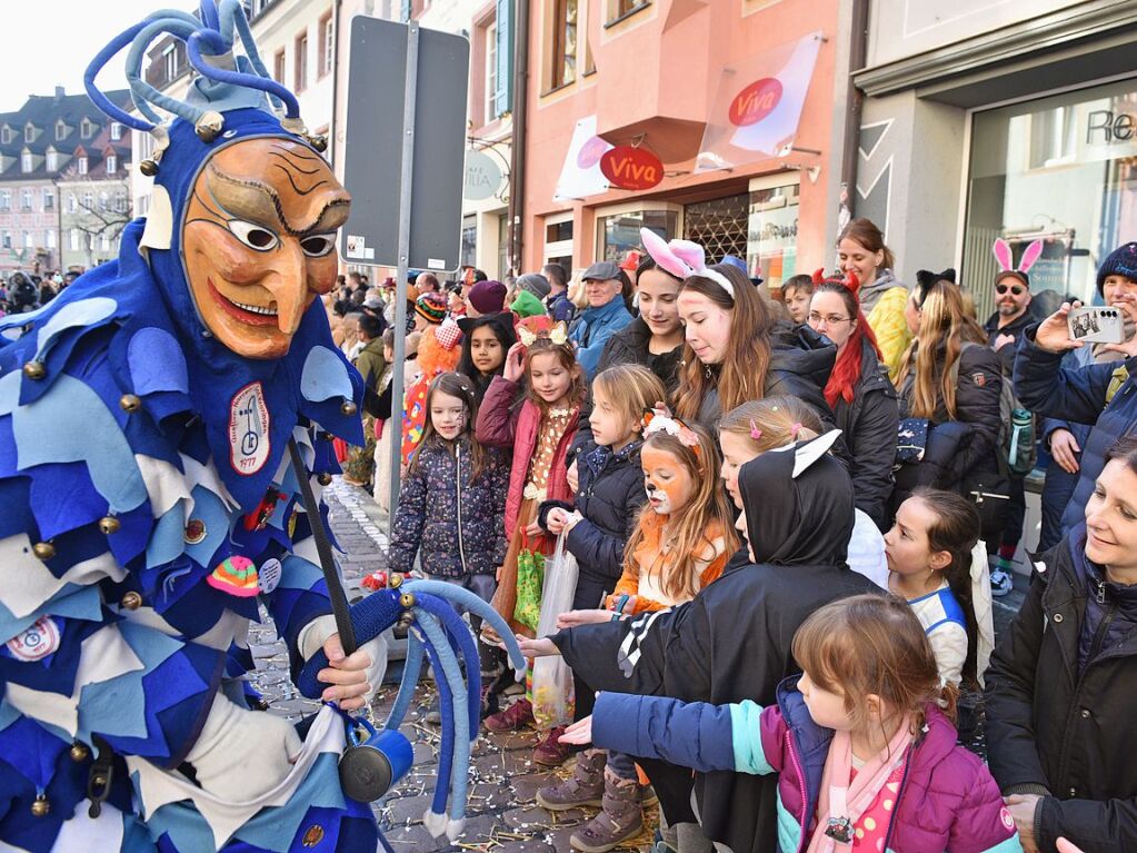 Perfekter Sonnenschein frs nrrische Treiben: Der Umzug am Fasnetmendig ist der Hhepunkt der Fasnet in Freiburg.