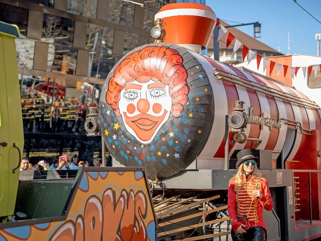 Perfekter Sonnenschein frs nrrische Treiben: Der Umzug am Fasnetmendig ist der Hhepunkt der Fasnet in Freiburg.