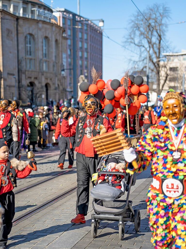 Perfekter Sonnenschein frs nrrische Treiben: Der Umzug am Fasnetmendig ist der Hhepunkt der Fasnet in Freiburg.