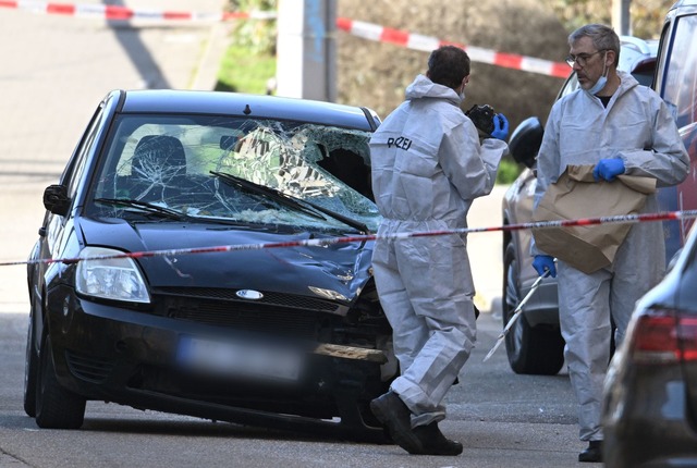 Mit diesem Fahrzeug soll ein Mann in e...nschenmenge in Mannheim gefahren sein.  | Foto: Boris Roessler/dpa