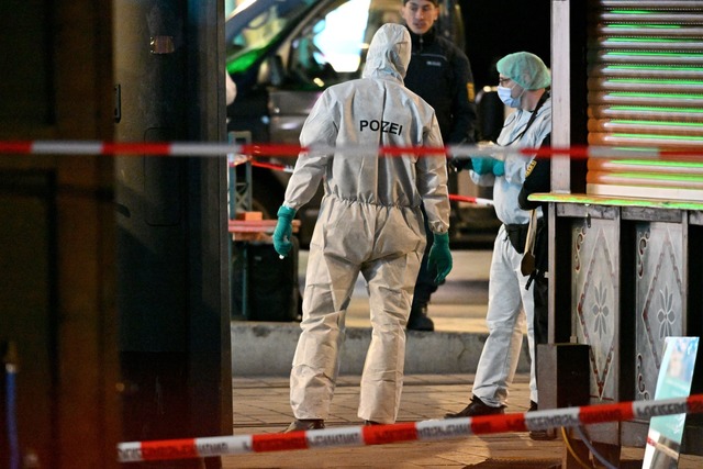 Beamte der Spurensicherung untersuchen den Tatort in der Innenstadt.  | Foto: Boris Roessler/dpa