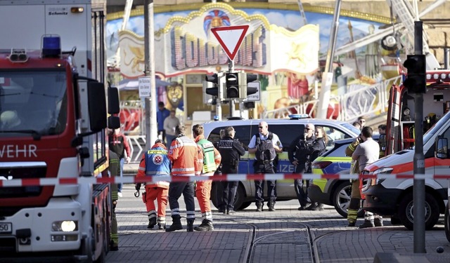 Polizei und Rettungskrfte waren mit einem Groaufgebot vor Ort.  | Foto: Boris Roessler (dpa)