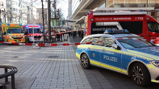 In der Innenstadt von Mannheim kam es ... zu einem gro&szlig;en Polizeieinsatz.  | Foto: Ren&eacute; Priebe/dpa