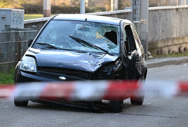 Wieder ist ein Auto in eine Menge gerast.  | Foto: Boris Roessler/dpa