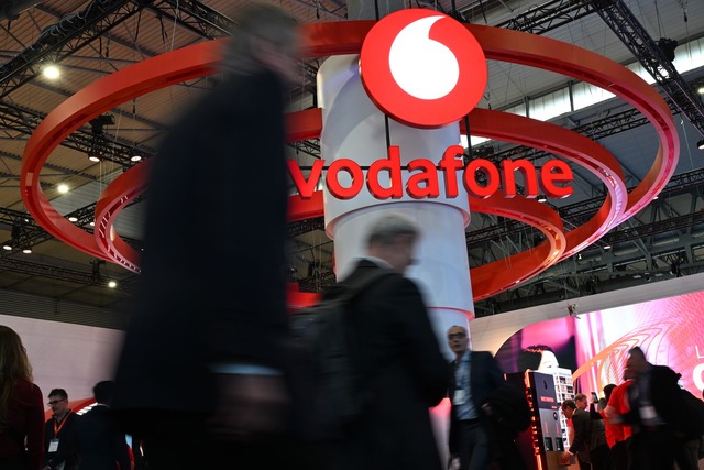 Das Vodafone-Logo am Messestand der Firma bei der Mobilfunk-Messe MWC.  | Foto: Wolf von Dewitz/dpa