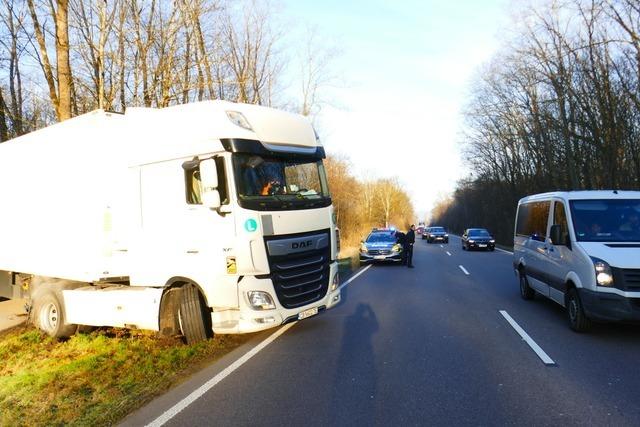 Lkw steckt bei Freiburg auf Feldweg fest und sorgt so fr Stau