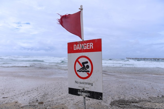 An viele Str&auml;nde wurde bereits vor der Ankunft des Zyklons gewarnt.  | Foto: Jono Searle/AAP/dpa