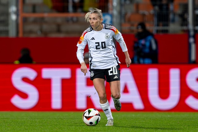 Nationalspielerin Elisa Sen&szlig; fre...onalisierung des Frauenfu&szlig;balls.  | Foto: David Inderlied/dpa