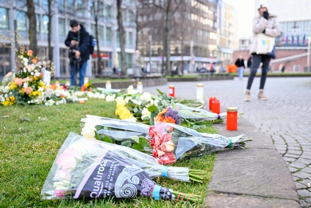 Kerzen und Blumen liegen am Paradeplat...chen starben, weitere wurden verletzt.  | Foto: Uwe Anspach (dpa)