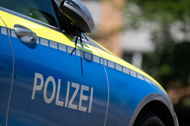 Ein Motorradfahrer wird in Freiburg ve...ger die Fahrbahn betritt (Symbolfoto).  | Foto: Marijan Murat (dpa)