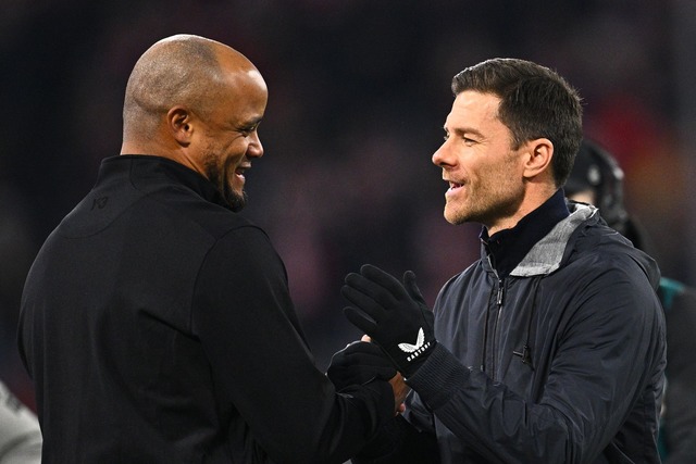 Wer muss wem gratulieren? Bayern-Coach...) und Leverkusens Trainer Xabi Alonso.  | Foto: Tom Weller/dpa