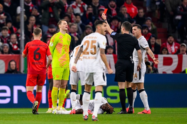 Schl&uuml;sselszene im Pokal-Duell: Ba...m Foul au&szlig;erhalb des Strafraums.  | Foto: Tom Weller/dpa