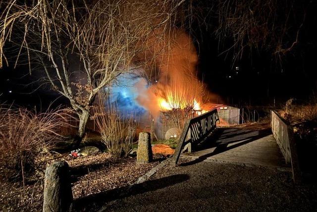 Gartenhtte brennt komplett nieder