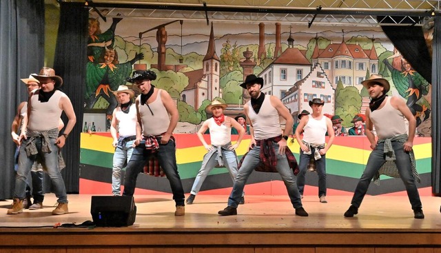 Die Cowboys von Heimbach: Das Mnnerballett tanzte mit Steckenpferd.  | Foto: Markus Zimmermann