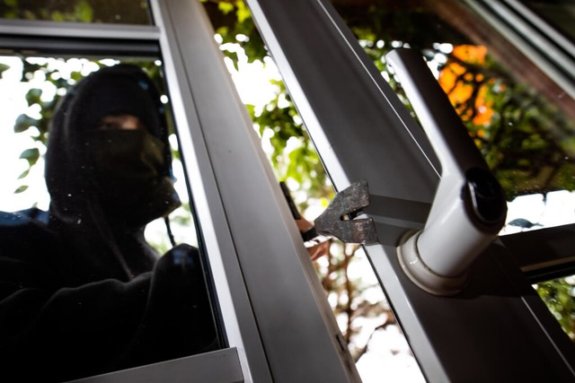 Die Einbrecher hebelten ein Fenster auf. (Symbolbild)  | Foto: Philipp von Ditfurth (dpa)