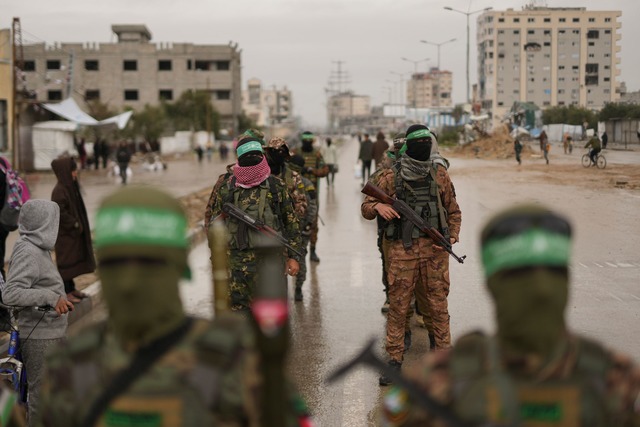 Die Islamistenorganisation Hamas im Ga...wie von Israel gefordert, niederlegen.  | Foto: Abdel Kareem Hana/AP/dpa