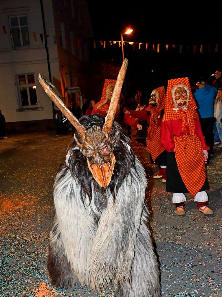 Die mehr als 1200 Hstrger der Cliquen und Znfte, die Musikkapellen und die Guggemusiken wurden von den Zuschauern mit Jubelrufen und Beifall bedacht.