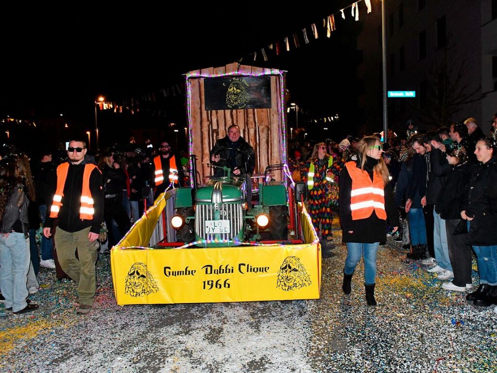 Die mehr als 1200 Hstrger der Cliquen und Znfte, die Musikkapellen und die Guggemusiken wurden von den Zuschauern mit Jubelrufen und Beifall bedacht.