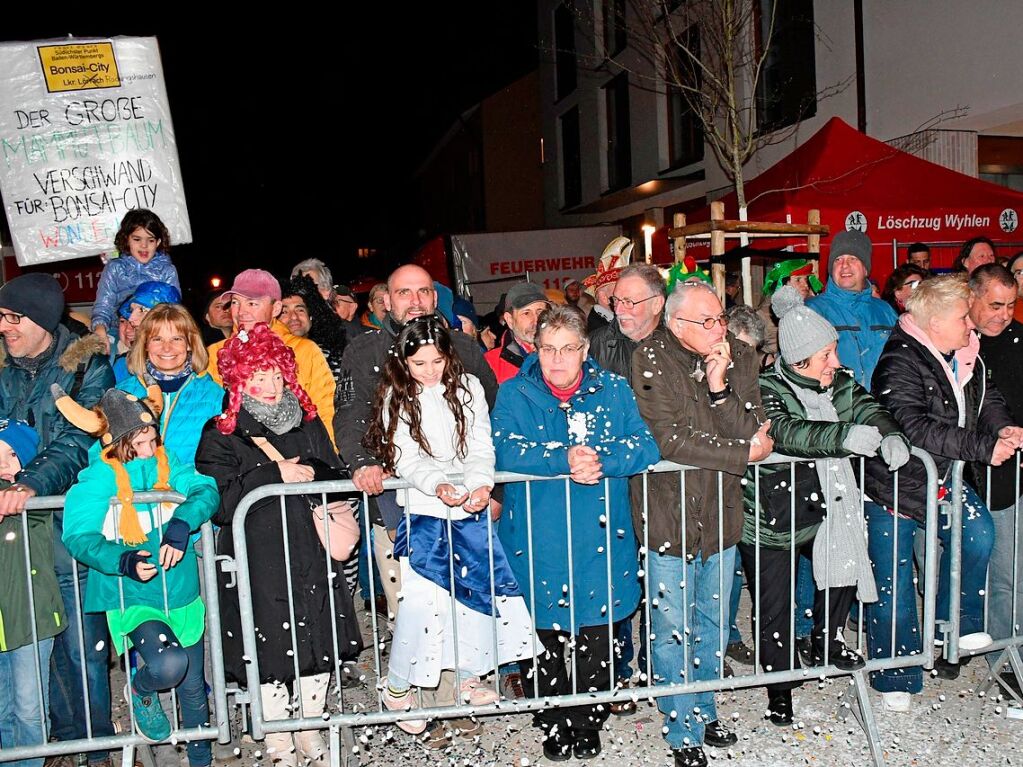 Die mehr als 1200 Hstrger der Cliquen und Znfte, die Musikkapellen und die Guggemusiken wurden von den Zuschauern mit Jubelrufen und Beifall bedacht.