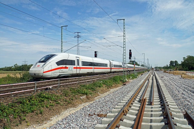 Neue Gleise neben den alten: Bei Mllh...er Rheintalbahn schon fortgeschritten.  | Foto: Heinz Gttlich