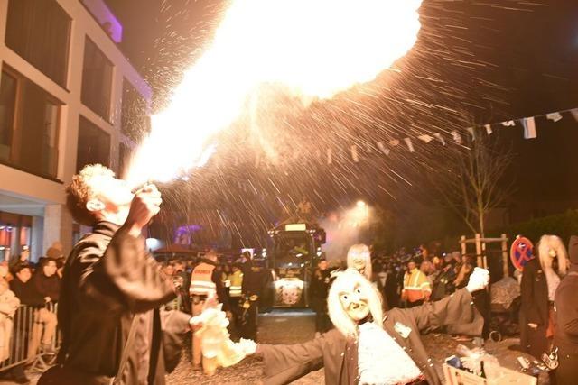 Mehr als 1200 Hstrger laufen beim Nachtumzug in Wyhlen mit